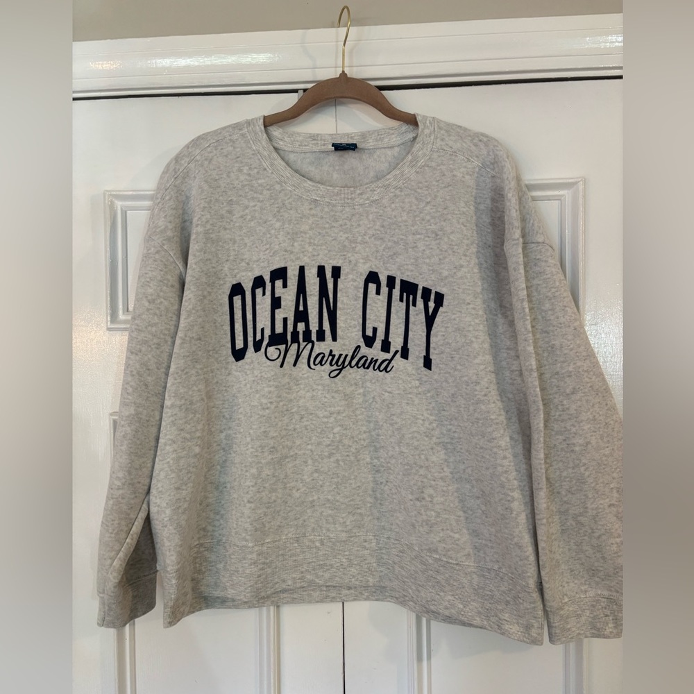 Women’s Ocean City Grey Crewneck Sweatshirt Size Medium Like New!